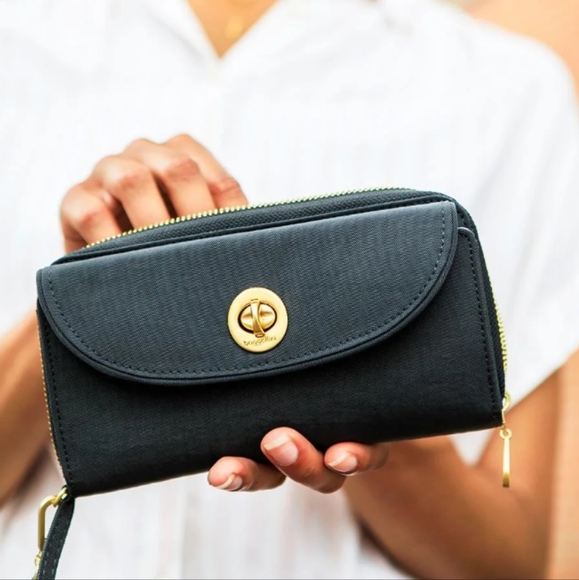 ๐ค Baggallini Kyoto Black Nylon Turnlock RFID Travel Wallet Card Holder - Picture 2 of 9